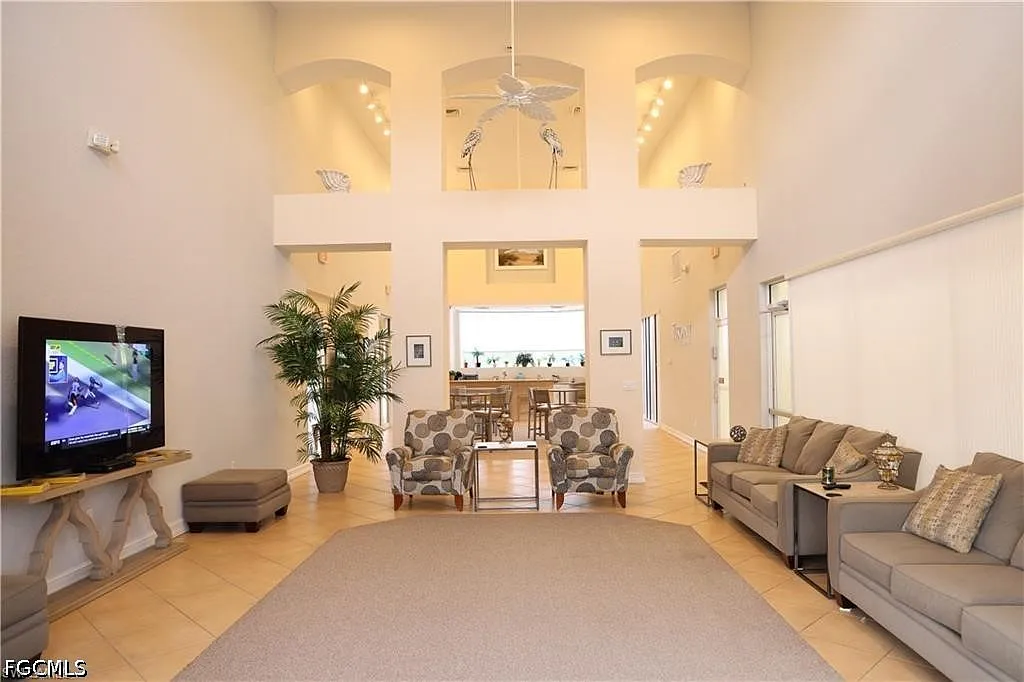 2 bed, 1.0 bath, 956 sqft, $1,425 — Photo 2