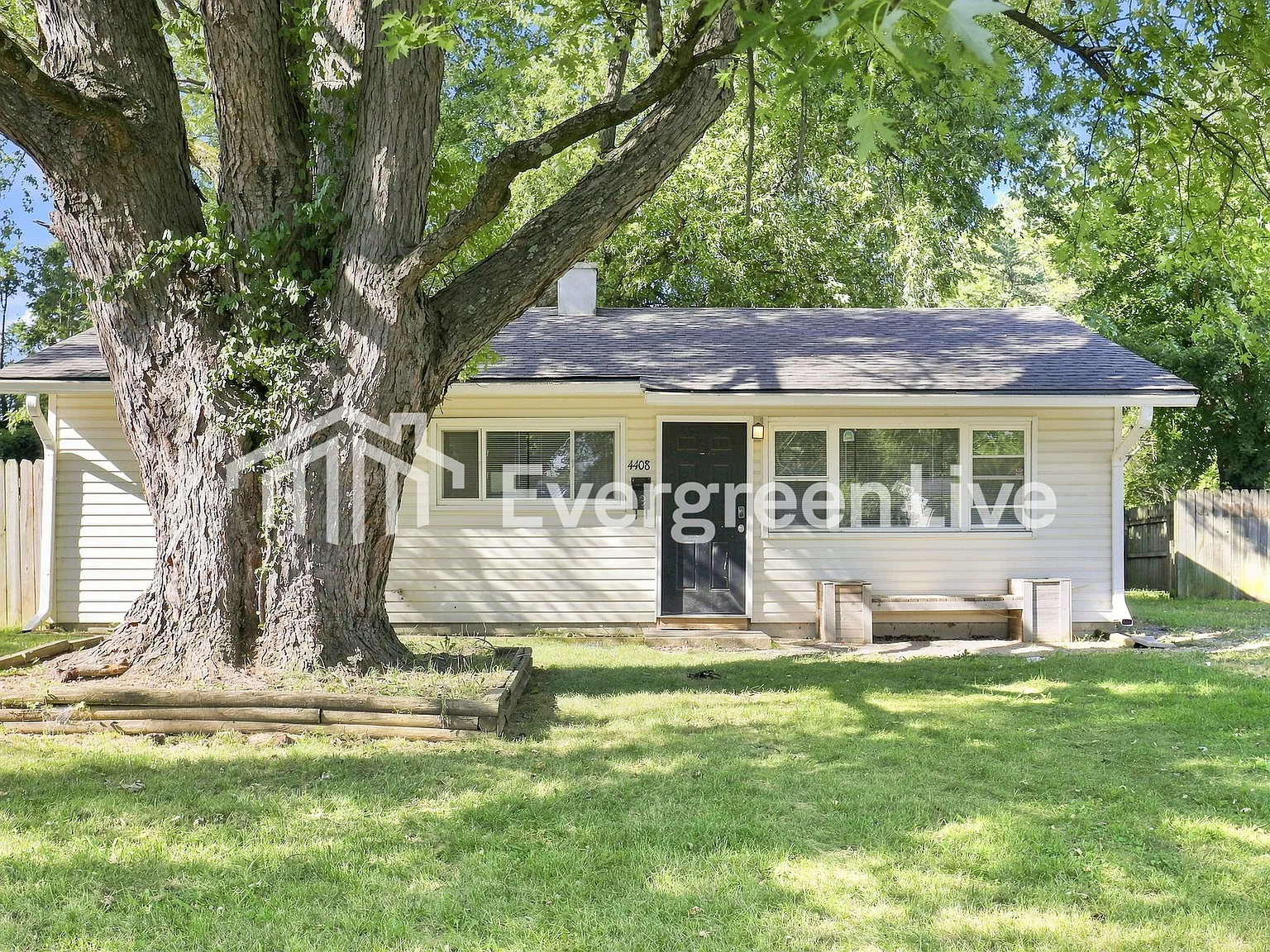 3 bed, 1.0 bath, 900 sqft, $1,345 — Photo 1