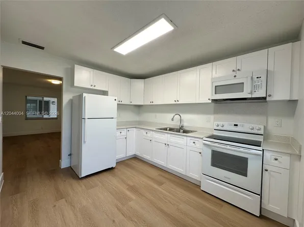 3700 NE 22nd Ave #4, Pompano Beach, FL 33064