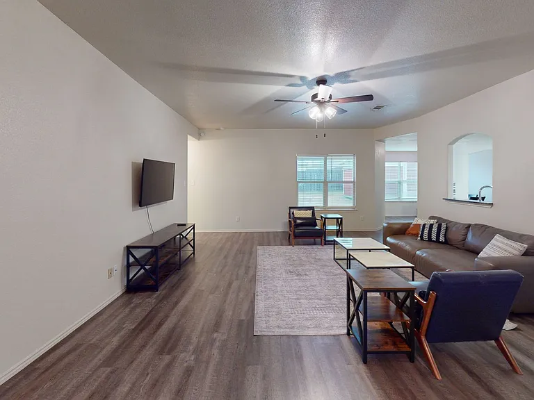 2703 Tara Dr — Photo 2