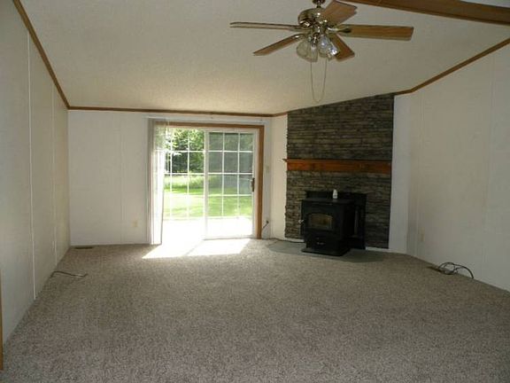 Living room with pellet burner.Crawl space with spray foam insulation.