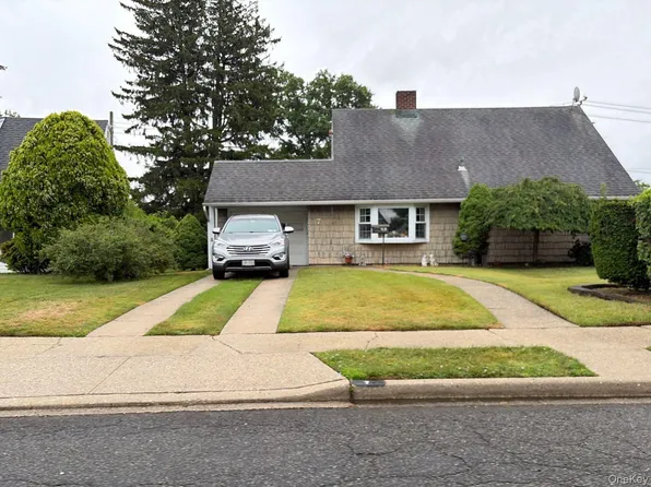 7 Mockingbird Lane, Levittown, NY 11756