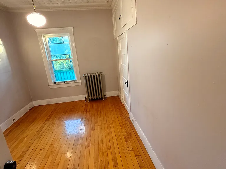 121 Goffe St — Photo 5