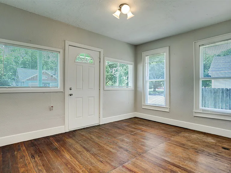 523 E Mulberry St — Photo 12