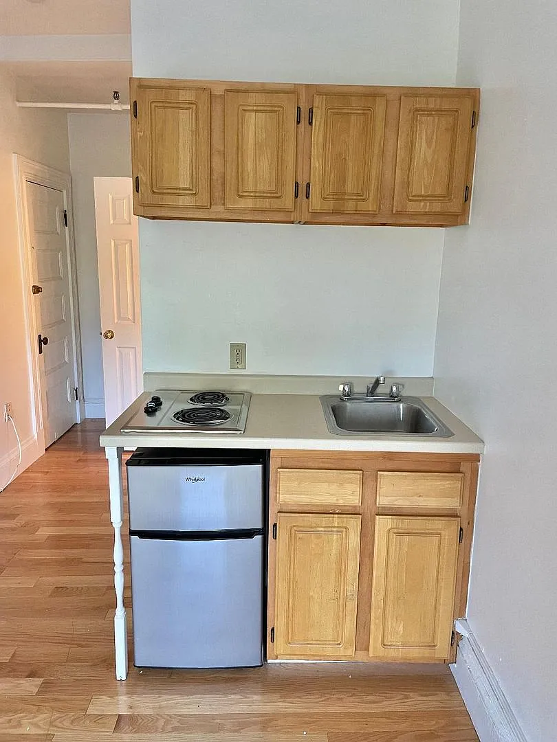 Just enough space in Brookline - Studio — Photo 3