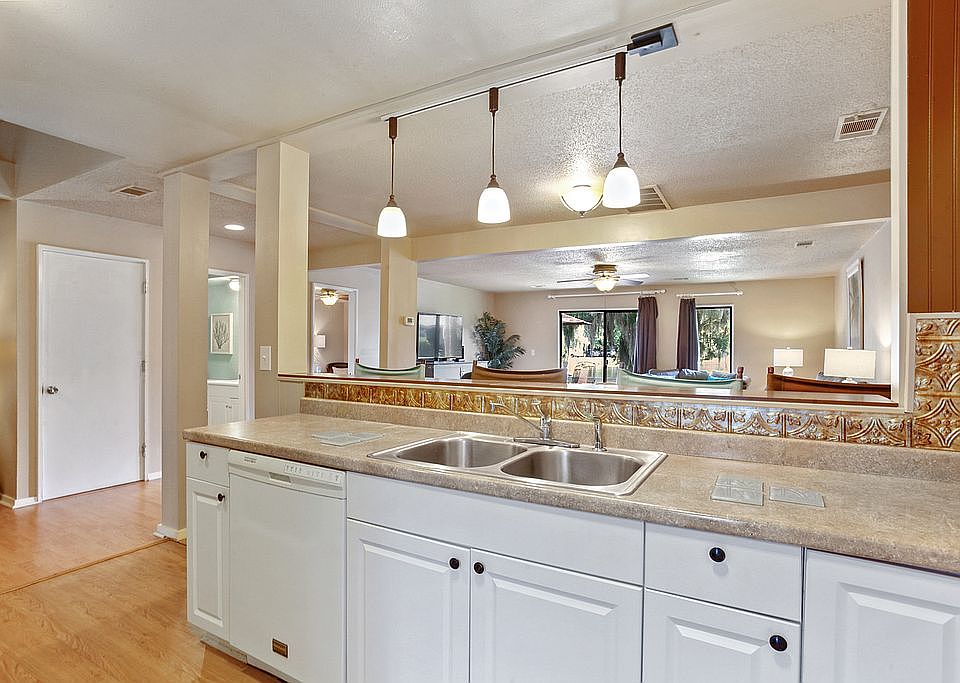 2nd image of 45 Queens Folly Rd APT 658
