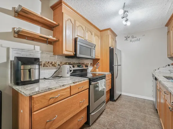 203 B Homestead Cres NW, Edmonton, AB T5A 2Y2