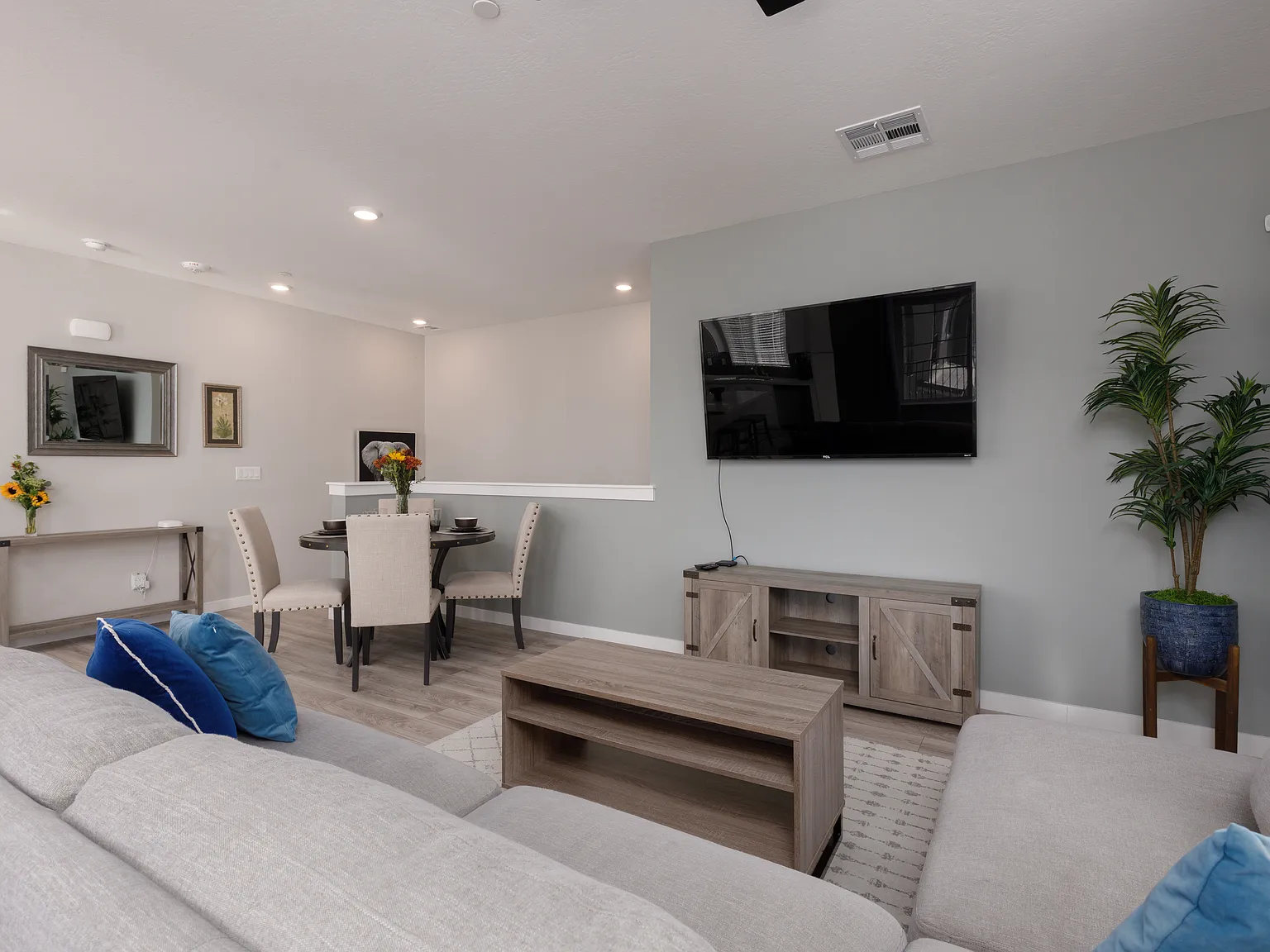 2 bed, 1115 sqft, $2,695 — Photo 2