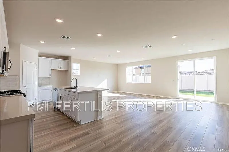 4 bed, 2.0 bath, 1902 sqft, $3,395 — Photo 4