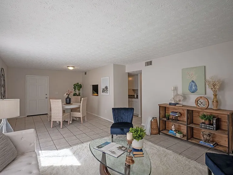 Grand Oaks Apartment — Photo 35