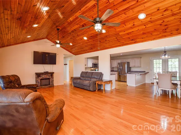 365 Wildlife Club Ln, Taylorsville, NC 28681