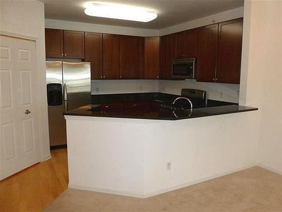 3rd image of 826 W Summerfield Gln