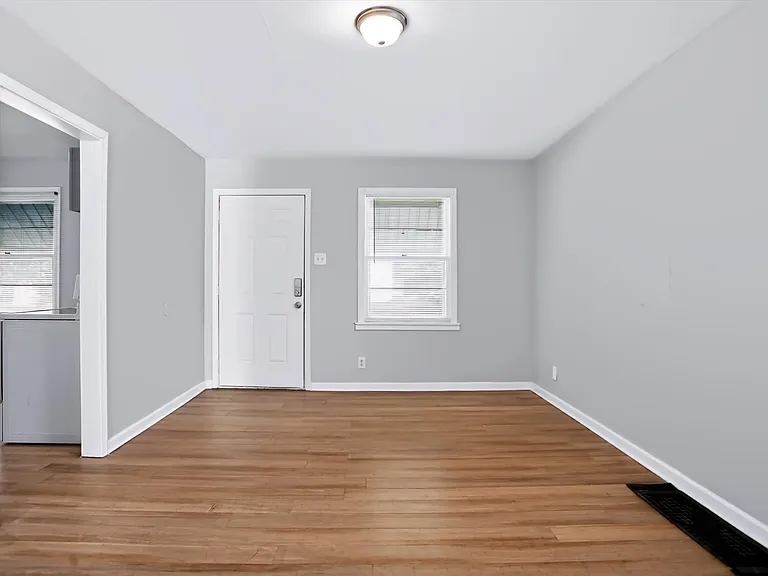 1931 N Drexel Ave — Photo 11