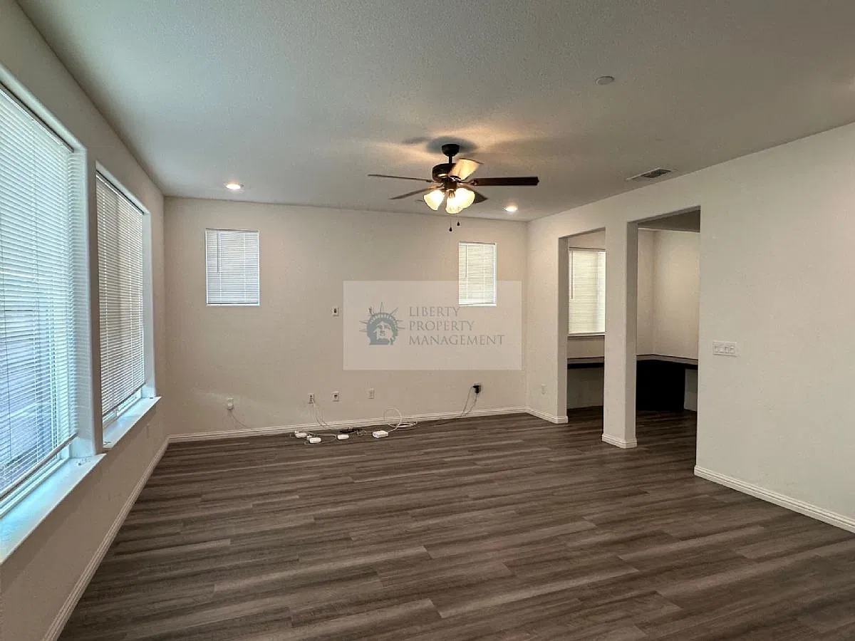 5 bed, 4.5 bath, 3177 sqft, $3,695 — Photo 3