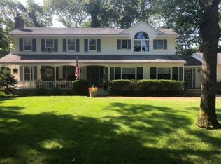 2 Pine Ln, Quogue, NY 11959