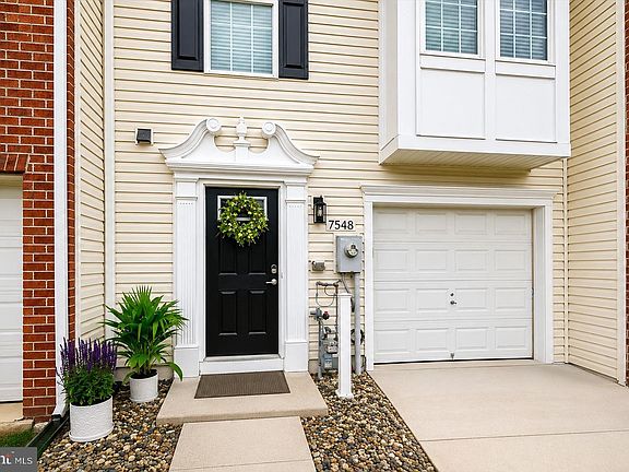 3rd image of 7548 Briargrove Ln