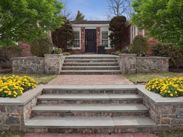 16 Daniel Lane, Dix Hills, NY 11746
