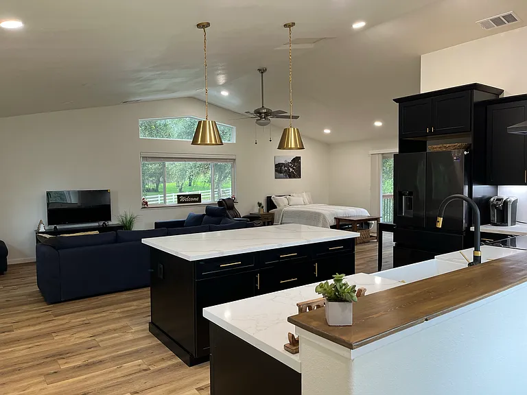 Oakridge Dr — Photo 1