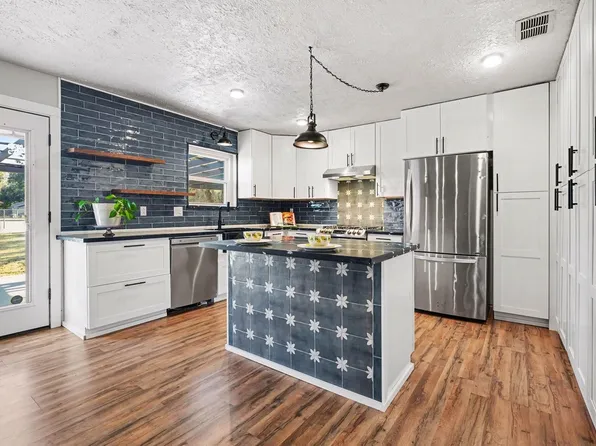 101 W Larkspur Dr, Alvin, TX 77511