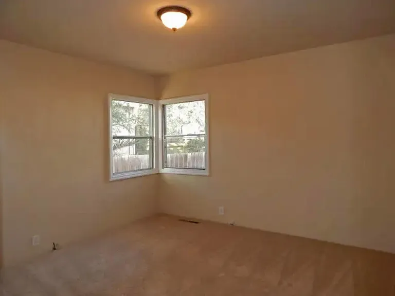 970 W Franklin St — Photo 9