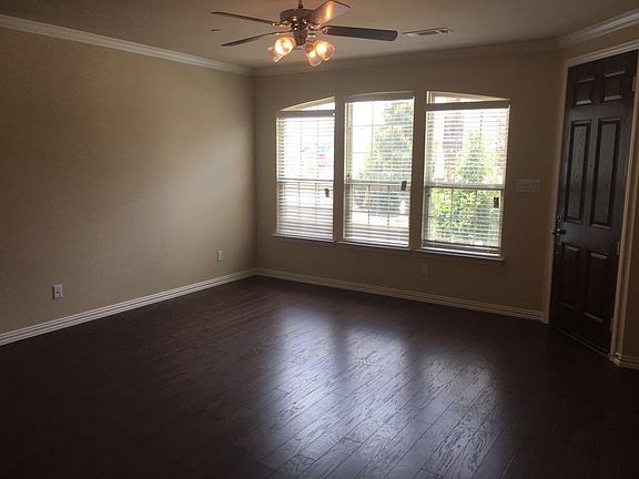 3rd image of 901 Shelby Ln