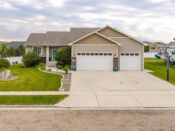 4819 Feldspar Dr, Bismarck, ND 58503