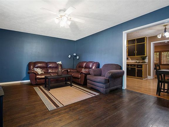 4th image of 2418 Tulip Dr