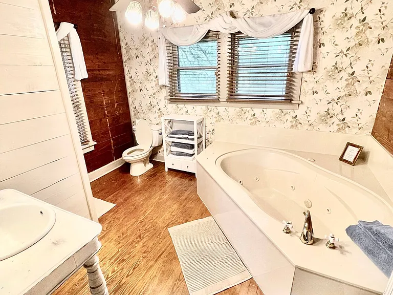 412 W Milam St — Photo 16