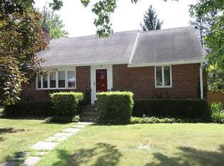5 Circle Dr, Glen Cove, NY 11542