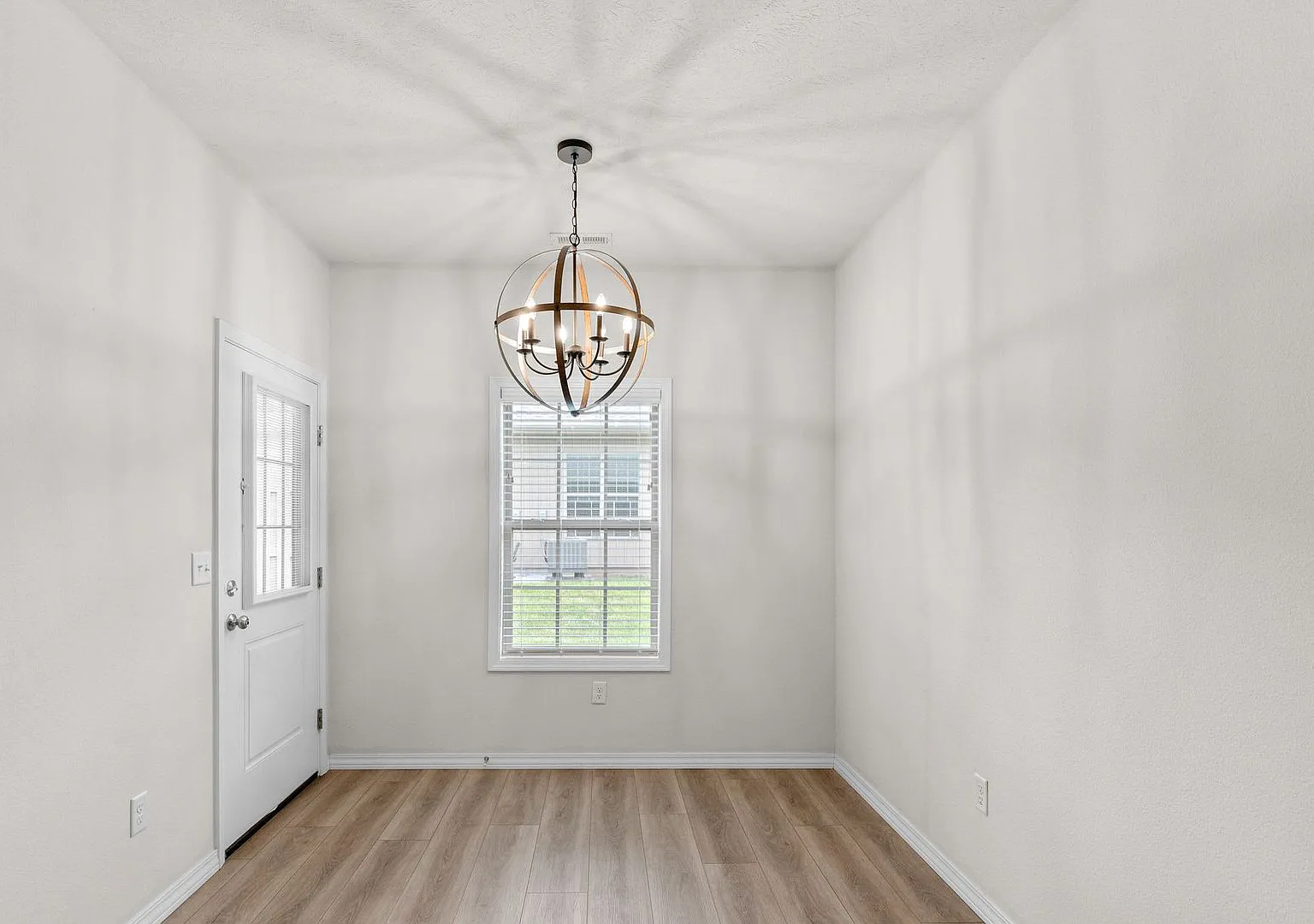 New Luxury 3 Bed 2 Bath 2 Car Garage Duplex — Photo 4