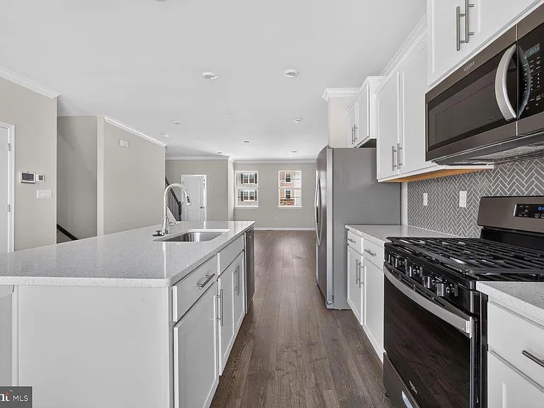 27 Merion Ave — Photo 7