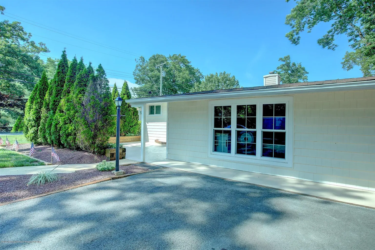 10 Sands Point Dr photo 1