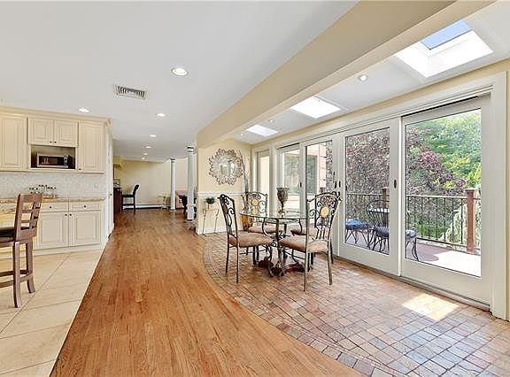 5th image of 321 Hill St