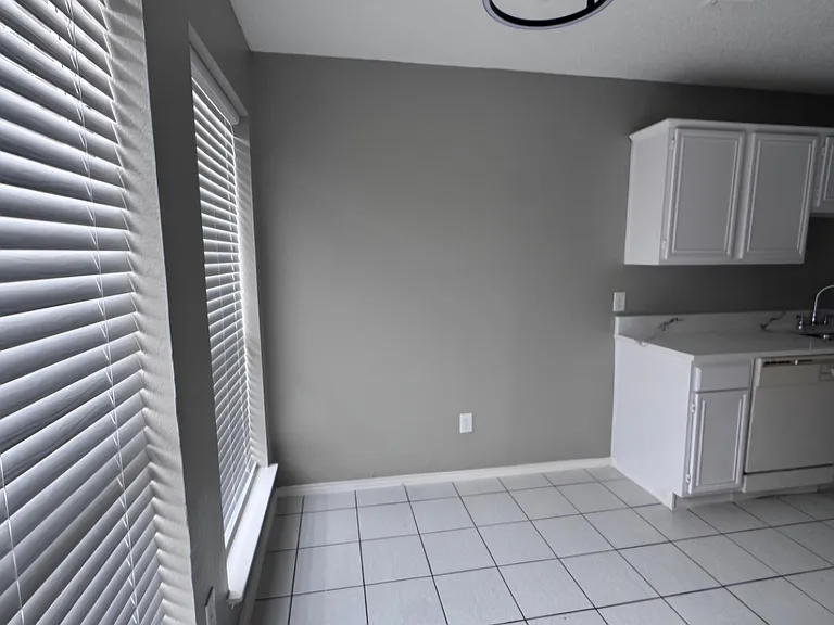 737 Valley Spring Dr — Photo 3