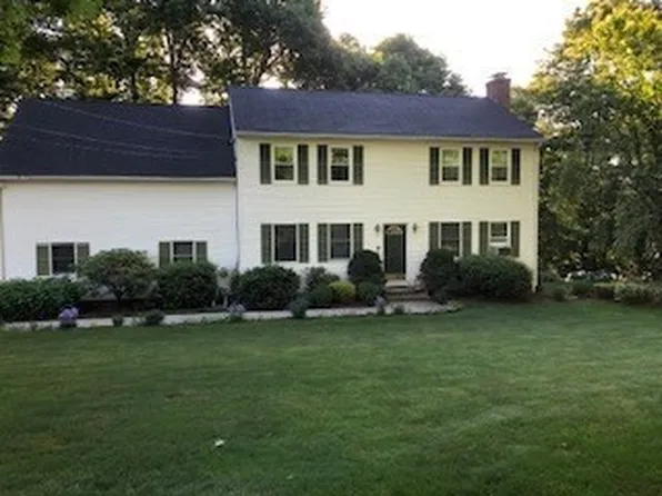 95 Oakridge Dr, Belchertown, MA 01007