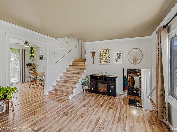 4th image of 527 Spring Ln