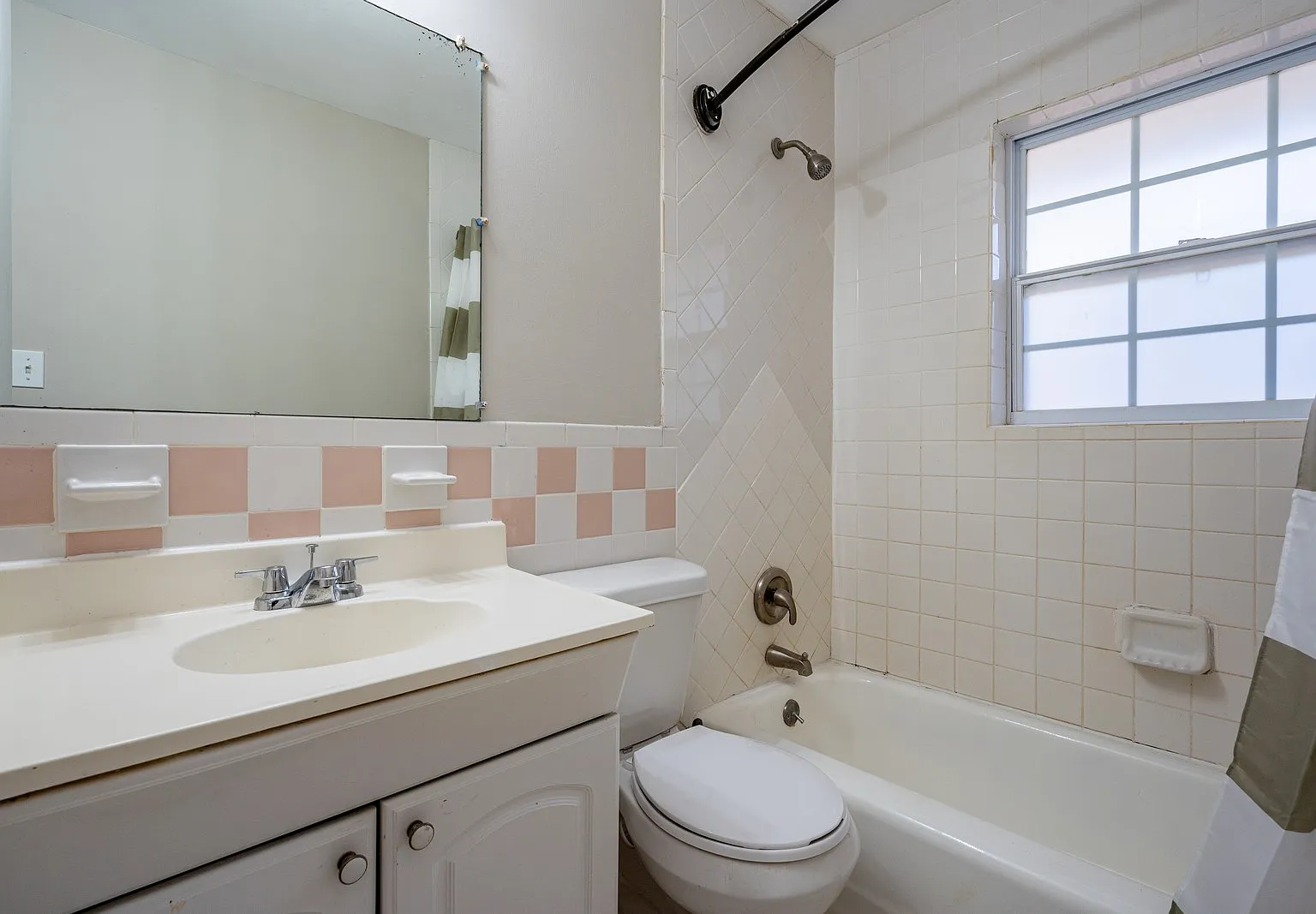 4 bed, 2.5 bath, 1481 sqft, $841 — Photo 3