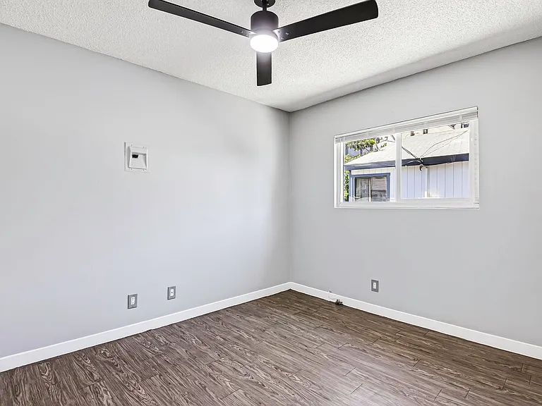 539 E 11th Street — Photo 11