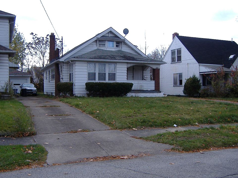 1st image of 241 E Ravenwood Ave