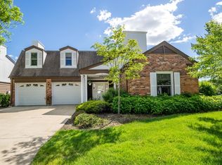 111 Rivershire Ln, Lincolnshire, IL 60069