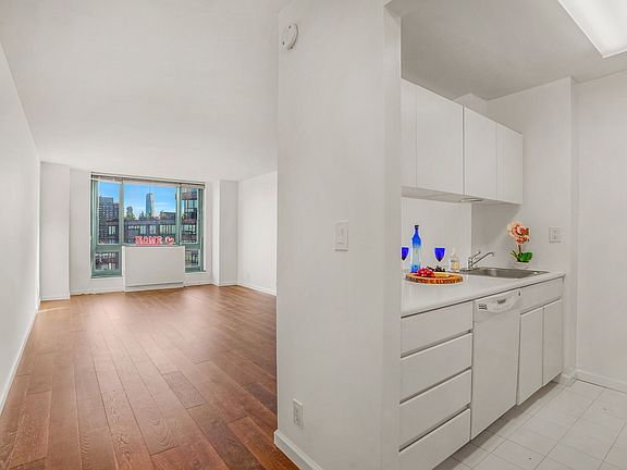 4th image of 1 Irving Pl APT U20d