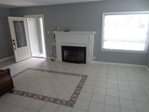 2nd image of 1426 S Olive St