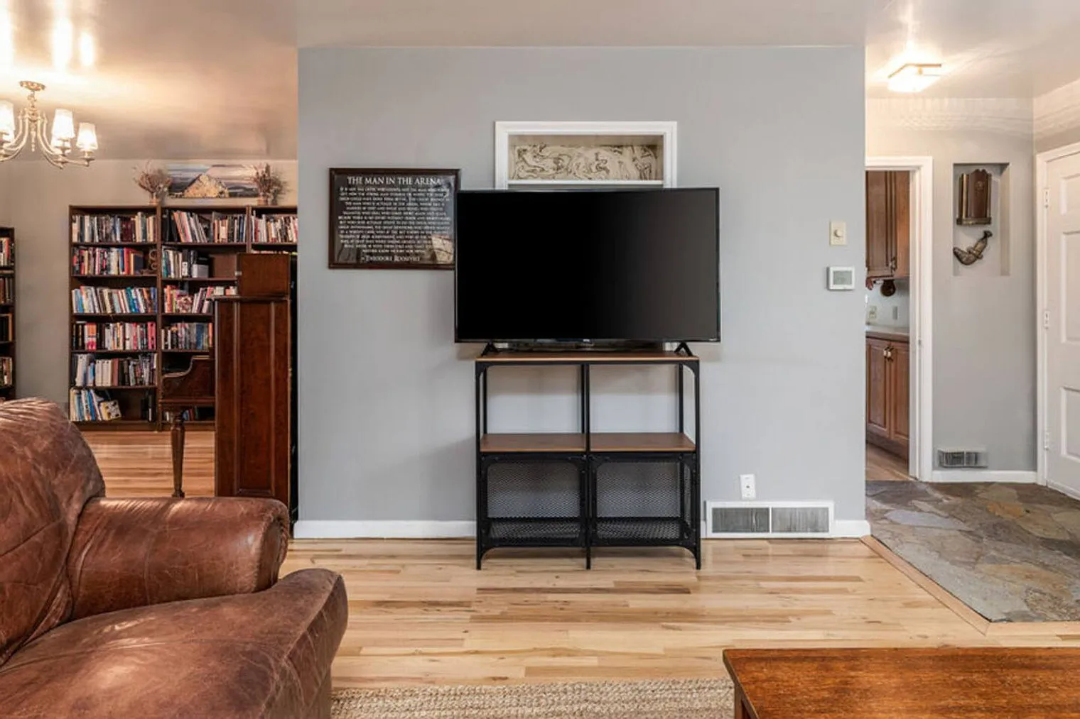 1 bed, 1.0 bath, 893 sqft, $1,904 — Photo 4