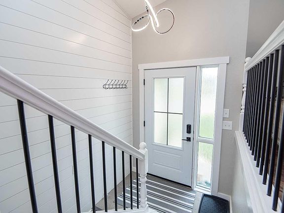 2nd image of 118 Eversole Cres