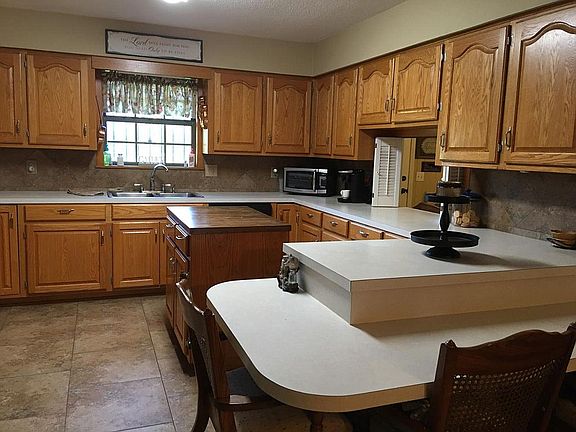 kitchen w island & bar for 3
