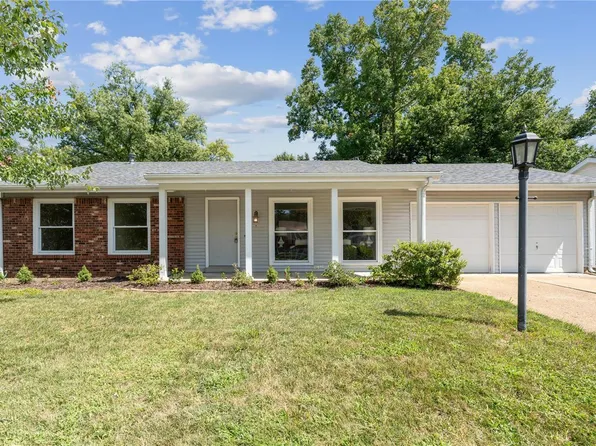 858 La Bonne Pkwy, Ballwin, MO 63021