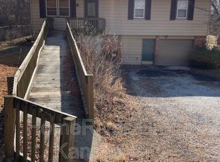 16803 NW 76th St, Parkville, MO 64152