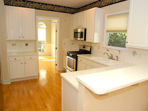 3rd image of 3178 Evelyn St