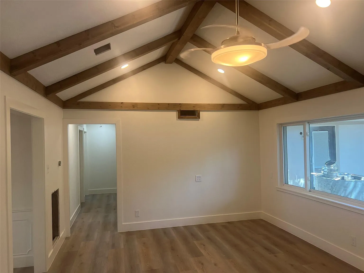 4 bed, 2164 sqft, $4,400 — Photo 4