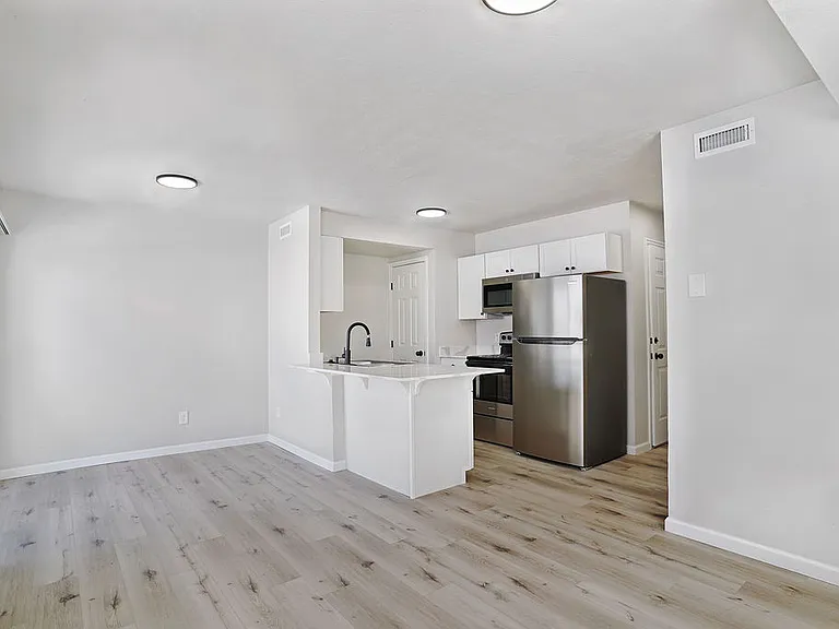 1655 S Riverside Dr — Photo 20
